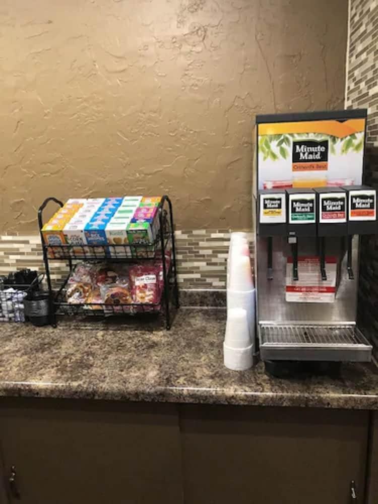 布卢明顿城堡酒店和会议中心 外观 照片